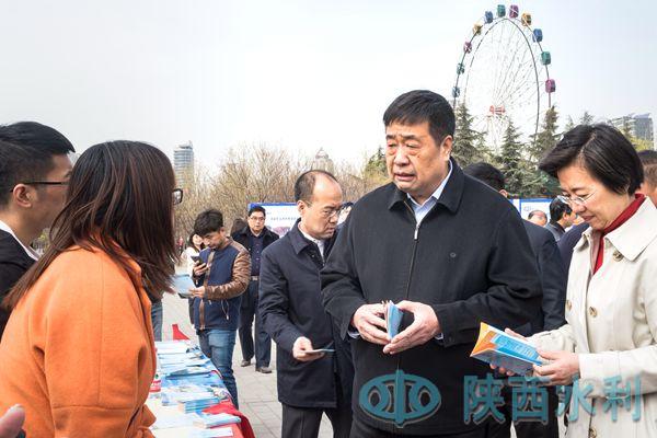 丁纪民在西安汉城湖观看"世界水日"中国水周"宣传摄影展省水利宣传